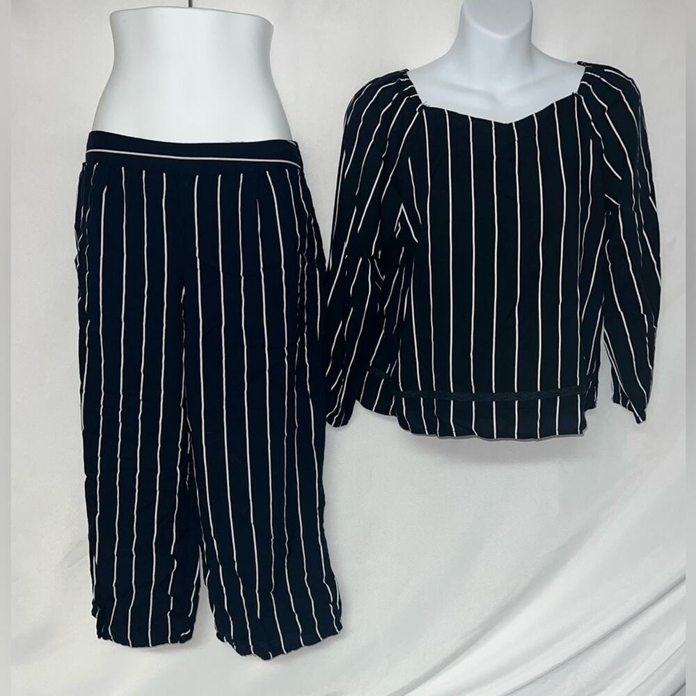 Abercrombie kids set navy blue and white striped
Size 13/14